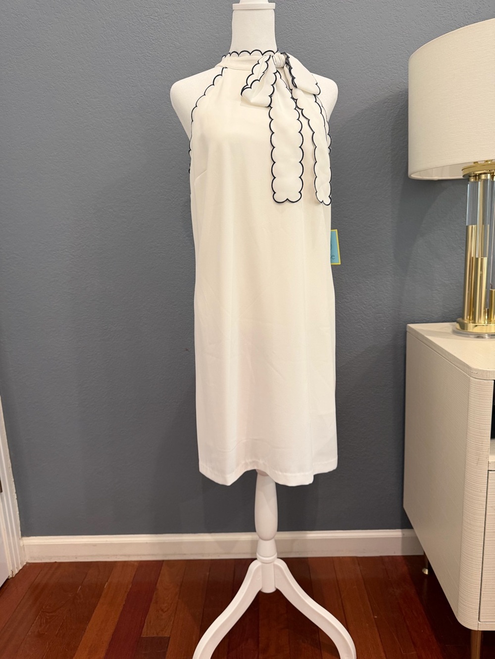 CeCe NWT Soft Ecru Scalloped Tie-Neck Halter Shift Dress Size 6 - Picture 2 of 6